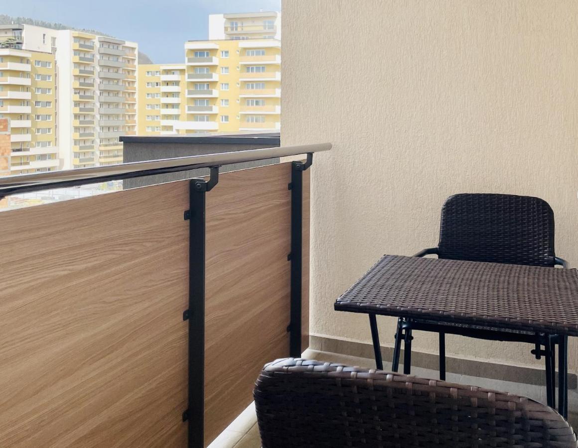 Mountain Crib In Urban Plaza W. Parking & Netflix Apartamento Braşov Exterior foto