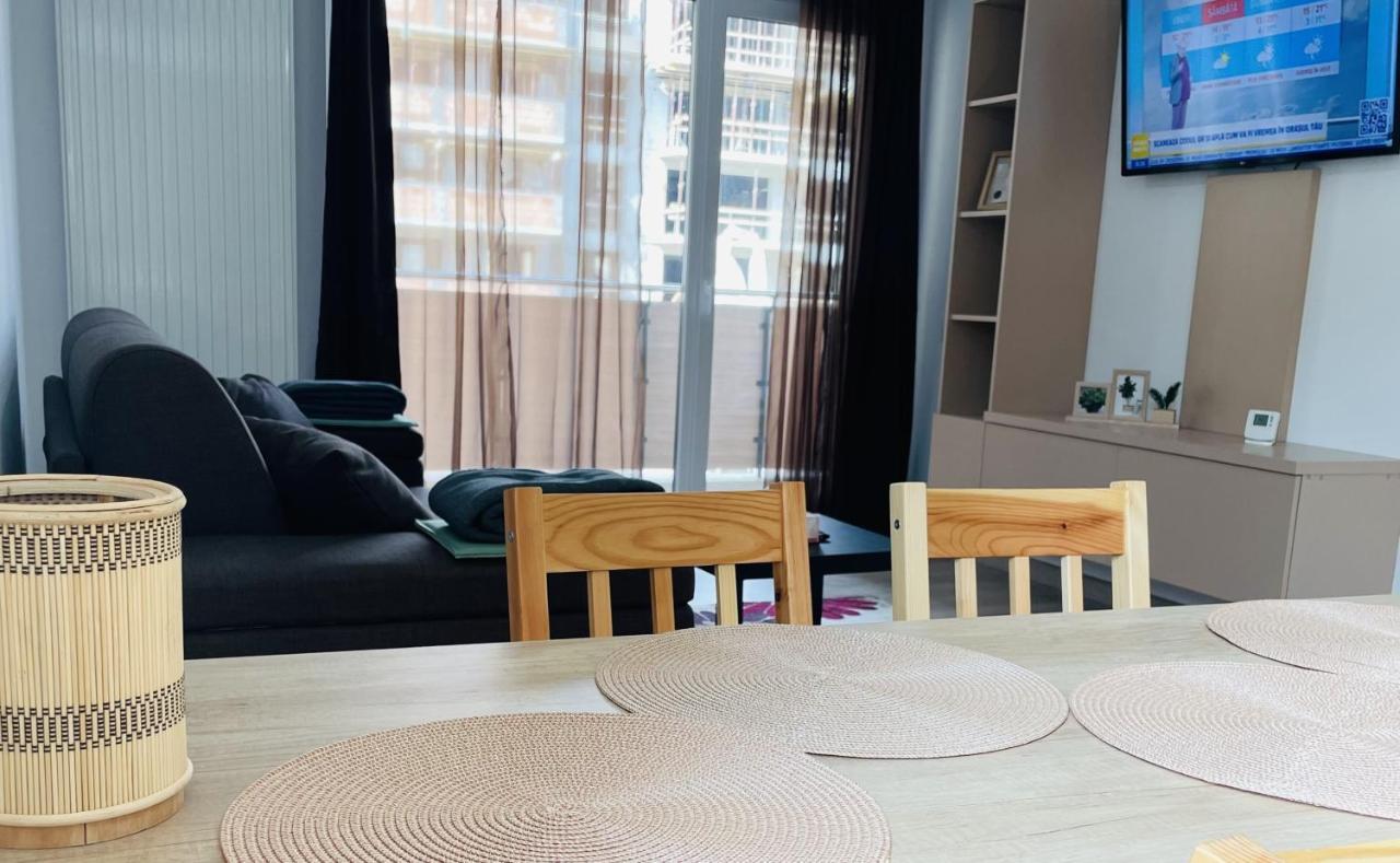 Mountain Crib In Urban Plaza W. Parking & Netflix Apartamento Braşov Exterior foto