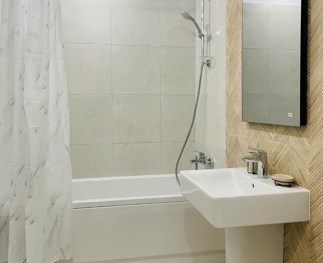 Mountain Crib In Urban Plaza W. Parking & Netflix Apartamento Braşov Exterior foto