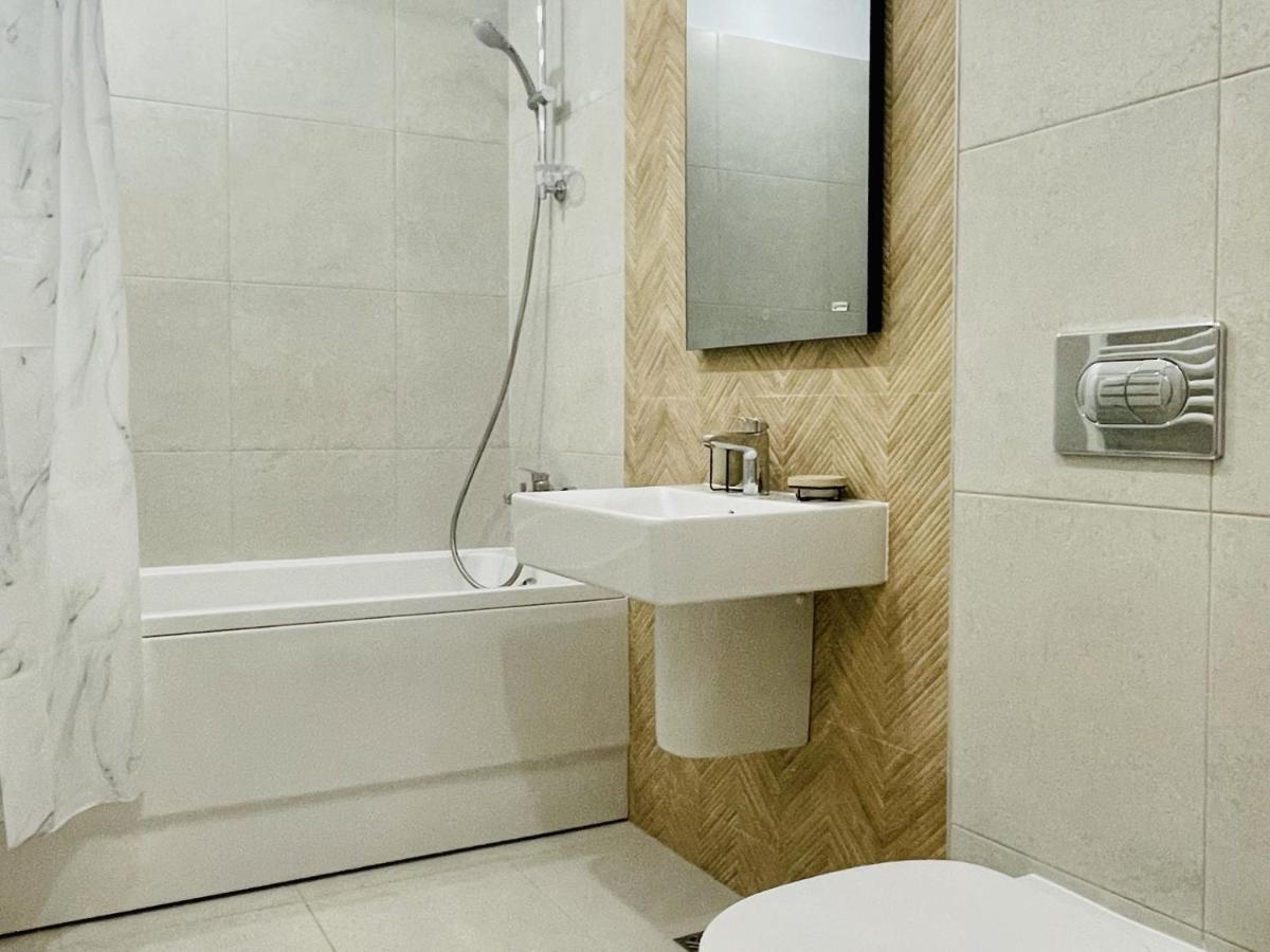 Mountain Crib In Urban Plaza W. Parking & Netflix Apartamento Braşov Exterior foto